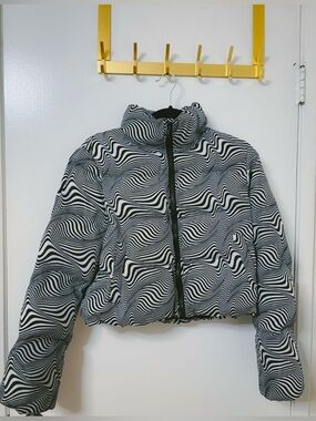 trippy black & white patterned cropped puffer jacket 🏁🌪️